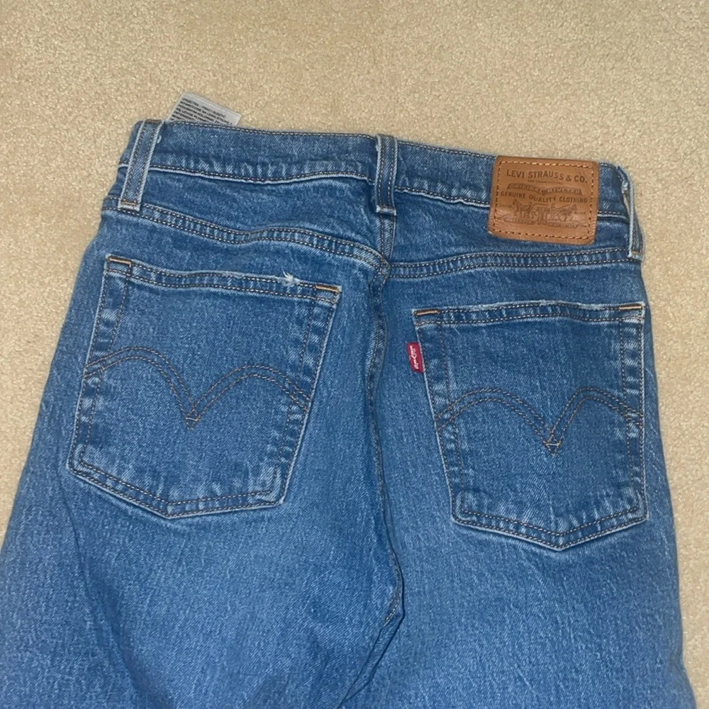 Levi’s Wedgie Icon Fit Ripped Straight Leg Jeans - In Like-New Condition - Picture 4 of 4
